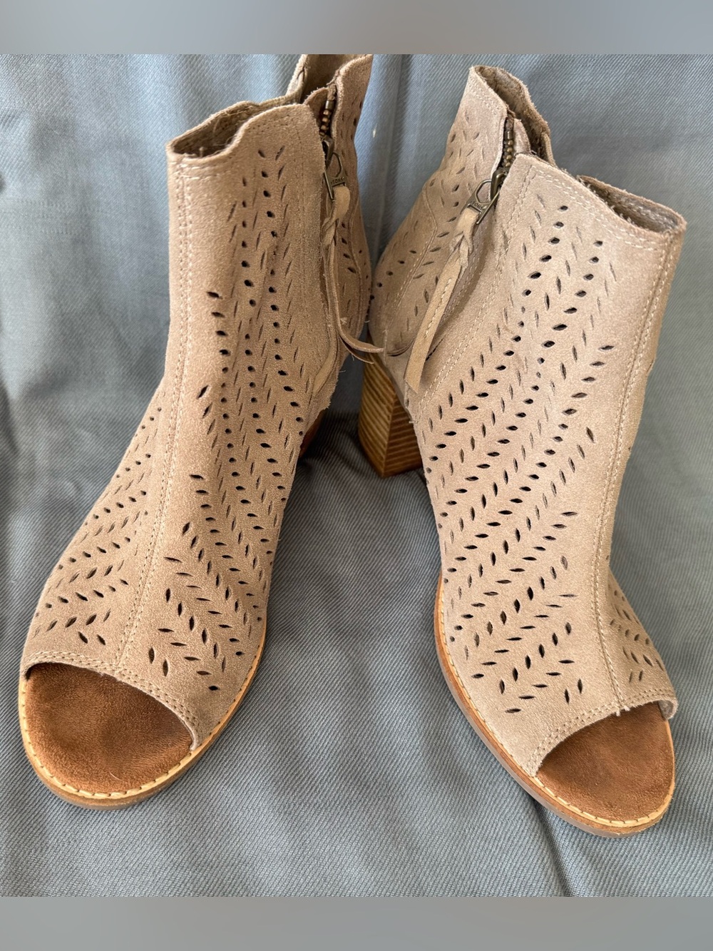 Toms Majorca Taupe Suede Peep-Toe Laser-Cut Ankle Booties size 9.5